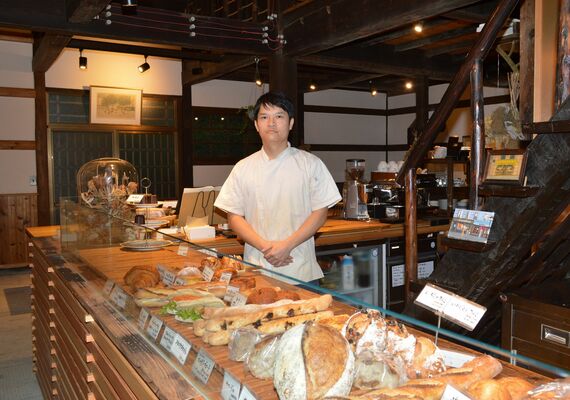 モダンな雰囲気を漂わせる店内。種類豊富なパンやスイーツが並ぶ