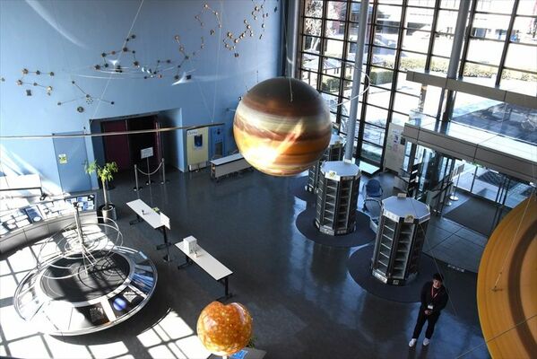 科学教育センターのエントランスホール。左奥がプラネタリウム