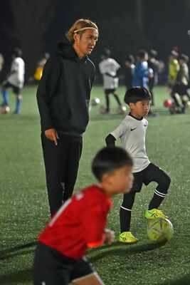 サッカー教室で小学生を指導するガンバ大阪の宇佐美＝白鴎大ラグビー場