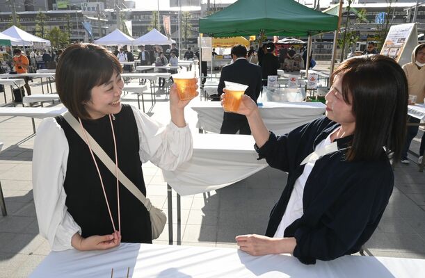 クラフトビールを楽しむ来場者