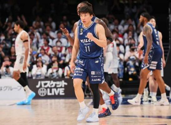 A東京戦で活躍し、拳を握る長崎の熊谷(11)=ハピネスアリーナ((C)B.LEAGUE)