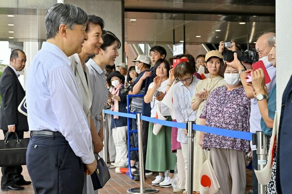 市民らの出迎えを受ける天皇、皇后両陛下と愛子さま＝12日午後１時45分、ＪＲ那須塩原駅西口