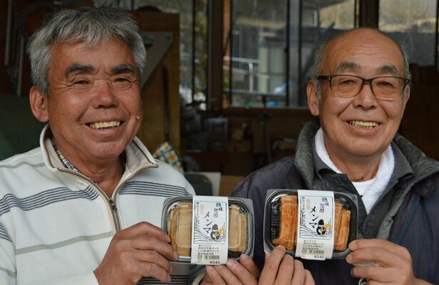 自慢の「熟成発酵メンマ」を持つ土屋会長（左）ら