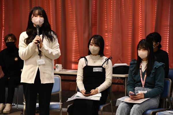 福島県双葉町などでの活動を報告する県内の高校生ら＝26日午後、宇都宮市中央１丁目