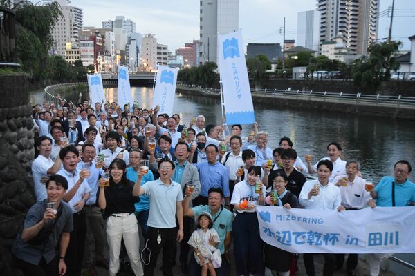 ビールなどを片手に乾杯するイベント参加者