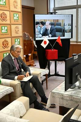 高度外国人材の受け入れ促進に向けてタン学長とオンラインで会談する福田知事＝１９日午後、県庁