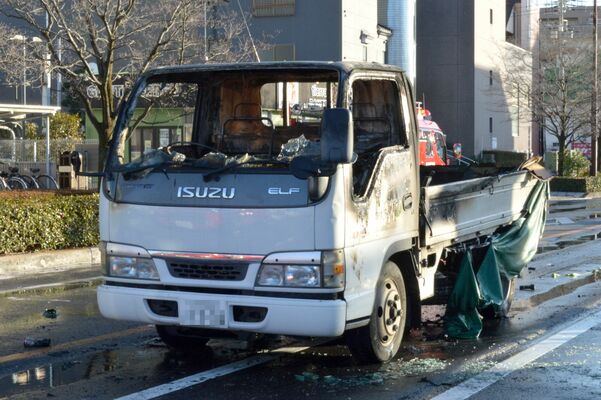 運転席や荷台を焼いたトラック＝28日午後４時30分、足利市通２丁目