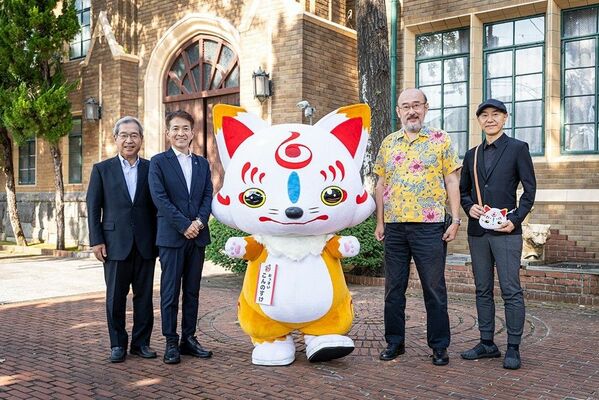 連携して特別展に取り組む早川市長（左から２人目）や徳川美術館の徳川会長（右から２人目）、ゲーム会社「ニトロプラス」の小坂社長（右端）ら（市提供、８月撮影）