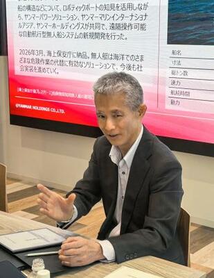 　報道陣の取材に応じるヤンマーホールディングスの奥山博史取締役＝２３日午前、大阪市内