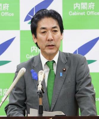 記者会見する城内経済財政相=10日午前、東京・永田町