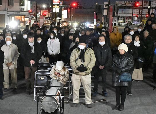 候補者の最後の訴えに耳を傾ける有権者＝７日午後５時40分、宇都宮市内（画像は一部加工しています）