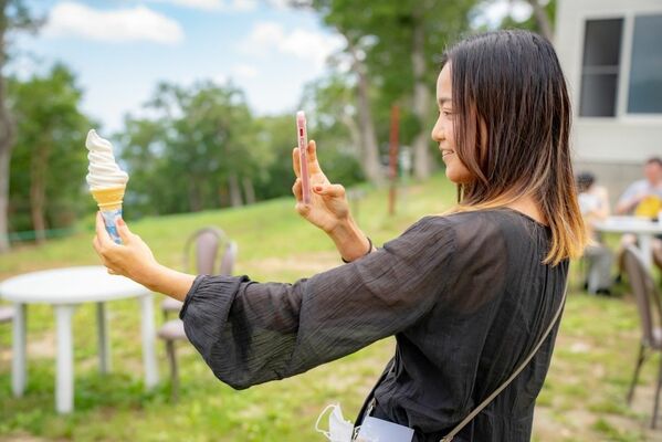 ナスモのライターとして取材する近藤さん