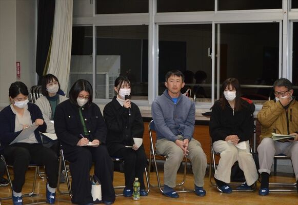 不登校だった当時の経験を語るグエンさん（右から４人目）
