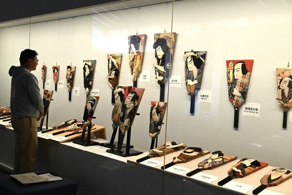 色とりどりの華やかな羽子板を展示した企画展