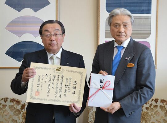 福田知事（右）に目録を手渡した松下頭取＝12日午後、県庁
