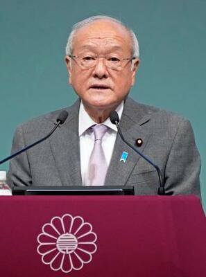 　第９３回自民党大会で発言する鈴木幹事長＝１２日午前、東京都内