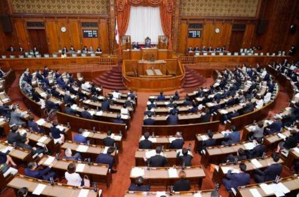 ガソリン税に上乗せされる暫定税率の廃止法が可決、成立した参院本会議=28日午前