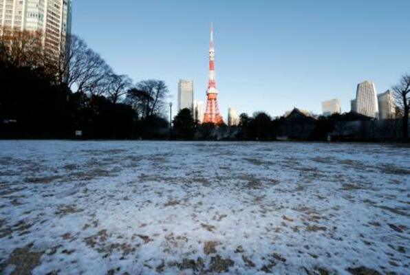 うっすらと雪が残る東京タワー近くの公園=3日朝、東京都港区