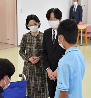 福祉実習の様子をご覧になり、生徒に声をかけられる秋篠宮ご夫妻＝28日午後１時45分、宇都宮市京町の宇都宮青葉高等学園（代表撮影）