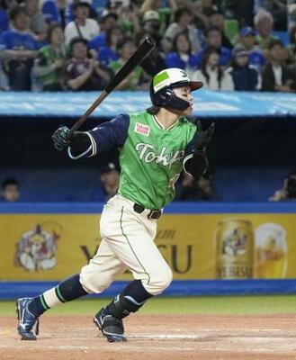 　９回ヤクルト１死一、三塁、武岡が右越えにサヨナラ打を放つ＝神宮