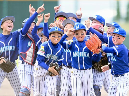 ２連覇を果たし、マウンド付近に集まって喜ぶ真岡クラブの選手たち＝石川スポーツグラウンドくろいそ