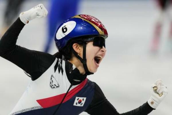 　ショートトラック女子３０００メートルリレーで優勝し、喜ぶ韓国のキム・ギルリ＝１８日、ミラノ（ＡＰ＝共同）