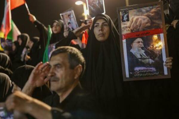 イランの首都テヘランで、前最高指導者アリ・ハメネイ師の国葬の準備が進む広場に集まった人たち=2日(ロイター=共同)