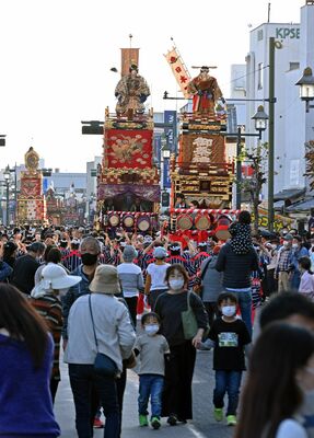 ４年ぶりの開催となった「とちぎ秋まつり」＝１２日午後３時１０分、栃木市万町