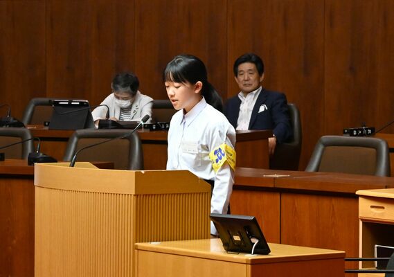 議場で一般質問をする中学生