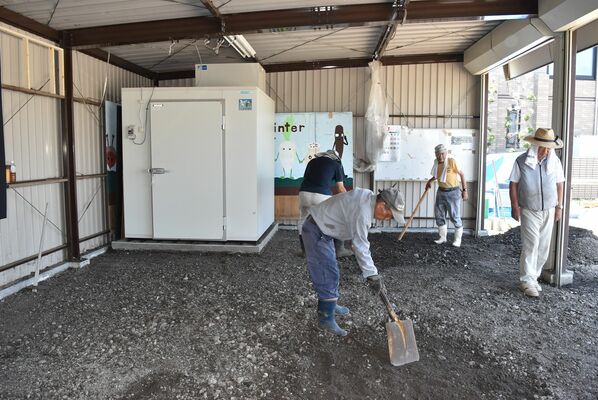 27日に向け改修作業が進む「とよさとマルシェ」の予定地