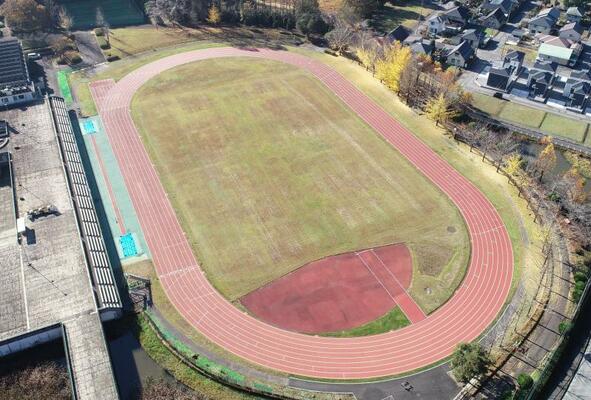 改修が完了した陸上競技場（市教委スポーツ振興課提供）
