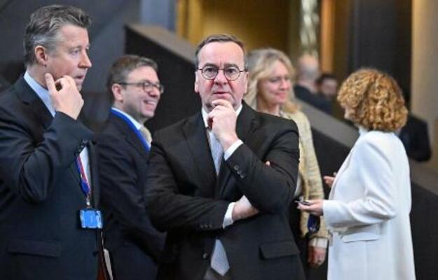 　ドイツのピストリウス国防相（中央）＝２月、ブリュッセル（ゲッティ＝共同）