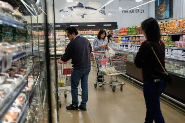 米中西部イリノイ州シャンバーグの食料品店で買い物する客=5月(AP=共同)