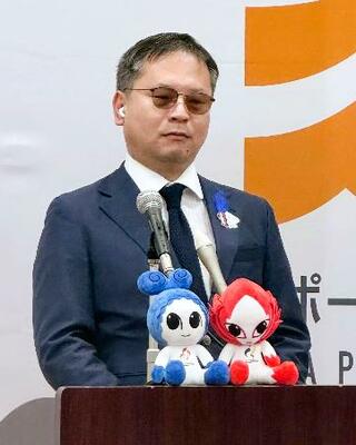 定例記者会見をするスポーツ庁の河合純一長官=9日、文科省