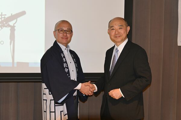 資本業務提携を発表し、握手を交わす宇津救命丸の宇津社長（左）と龍角散の藤井社長＝24日午後、宇都宮市