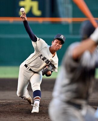 ３番手で登板し、逆転の流れを呼んだ文星付の工藤＝甲子園球場