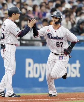 　２回、本塁打を放ったヤクルト・伊藤（右）＝神宮