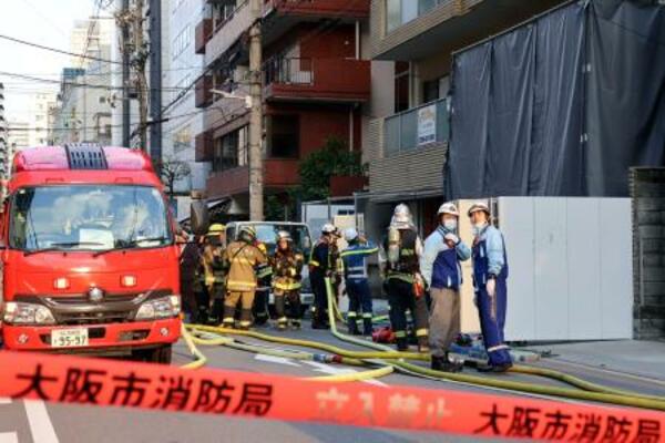 　大阪市中央区の火災現場付近＝２日午後５時２２分