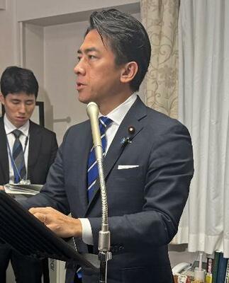 　２０２６年度予算案を巡り記者会見する小泉防衛相＝２４日午前、国会