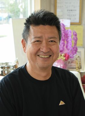 これまでに製作したアルバムを手にする篠原さん
