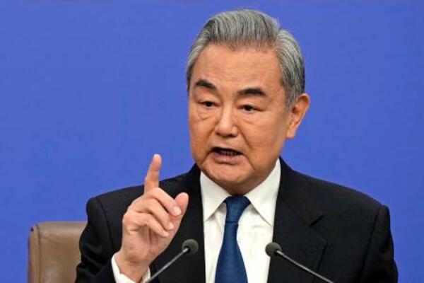 中国全人代に合わせ、記者会見する王毅外相=8日、北京(共同)