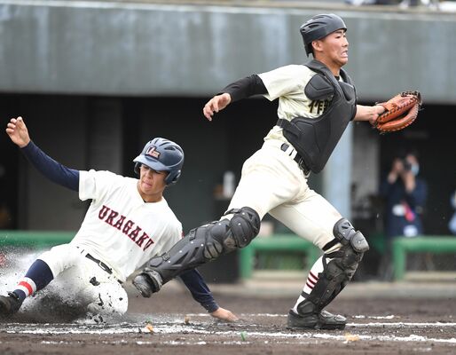 ６回、野選で８点目を失う作新。右は渡辺＝山日ＹＢＳ球場
