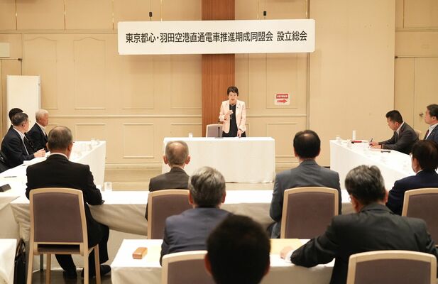設立総会であいさつする発起人の大川栃木市長