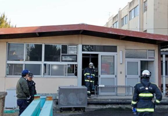 　火災があった高崎市立寺尾小の給食室＝２７日午後０時１０分、群馬県高崎市