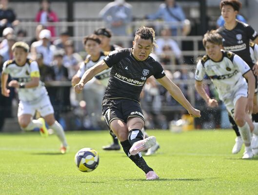 前半６分、栃木シティのＦＷ田中（中央）がＰＫを決めて先制する＝ＣＦＳ、森田大地撮影