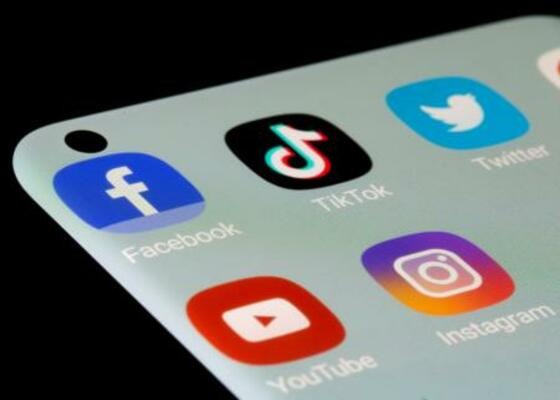 　スマートフォン上に表示されるフェイスブックなどのアプリのロゴ（ロイター＝共同）
