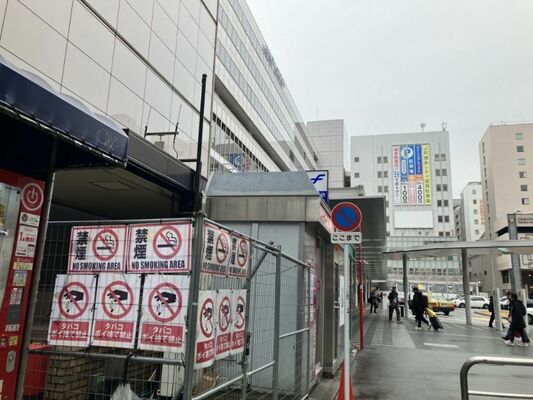 禁煙を呼びかける紙が何枚も張られたＪＲ博多駅筑紫口側の道路＝福岡市博多区