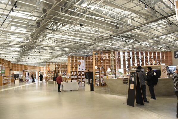 カフェスペースやホールなどを備え、市民の交流の場としても利用される図書館の内部