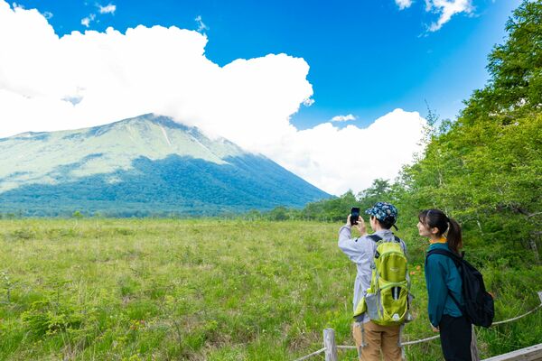 戦場ヶ原の木道から雄大な男体山を望む