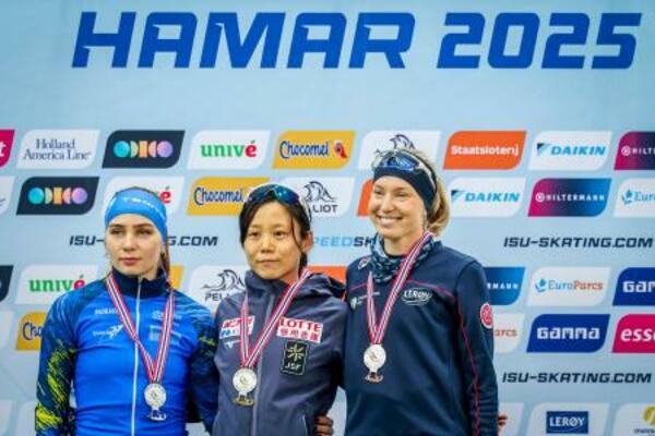 スピードスケートW杯第4戦、女子1500メートルで優勝した高木美帆(中央)=12日、ハーマル(Geir Olsen/NTB Scanpix提供・AP=共同)